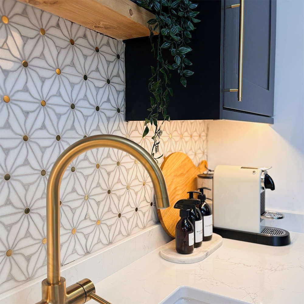 Blumen Marmor Muster in Weiss mit Gold Mitte Mosaik Fliesen
