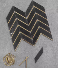 Chevron Rückwandfliesen Marmor Schwarz mit Gold Metal Fliessen