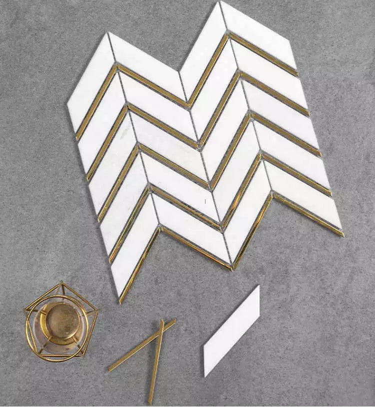 Chevron Rückwandfliesen Marmor Weiss mit Gold Metal Fliessen
