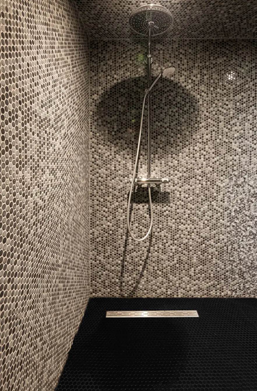 Venetian Noir | Mattes Penny Rund Mosaik Boden und Wand